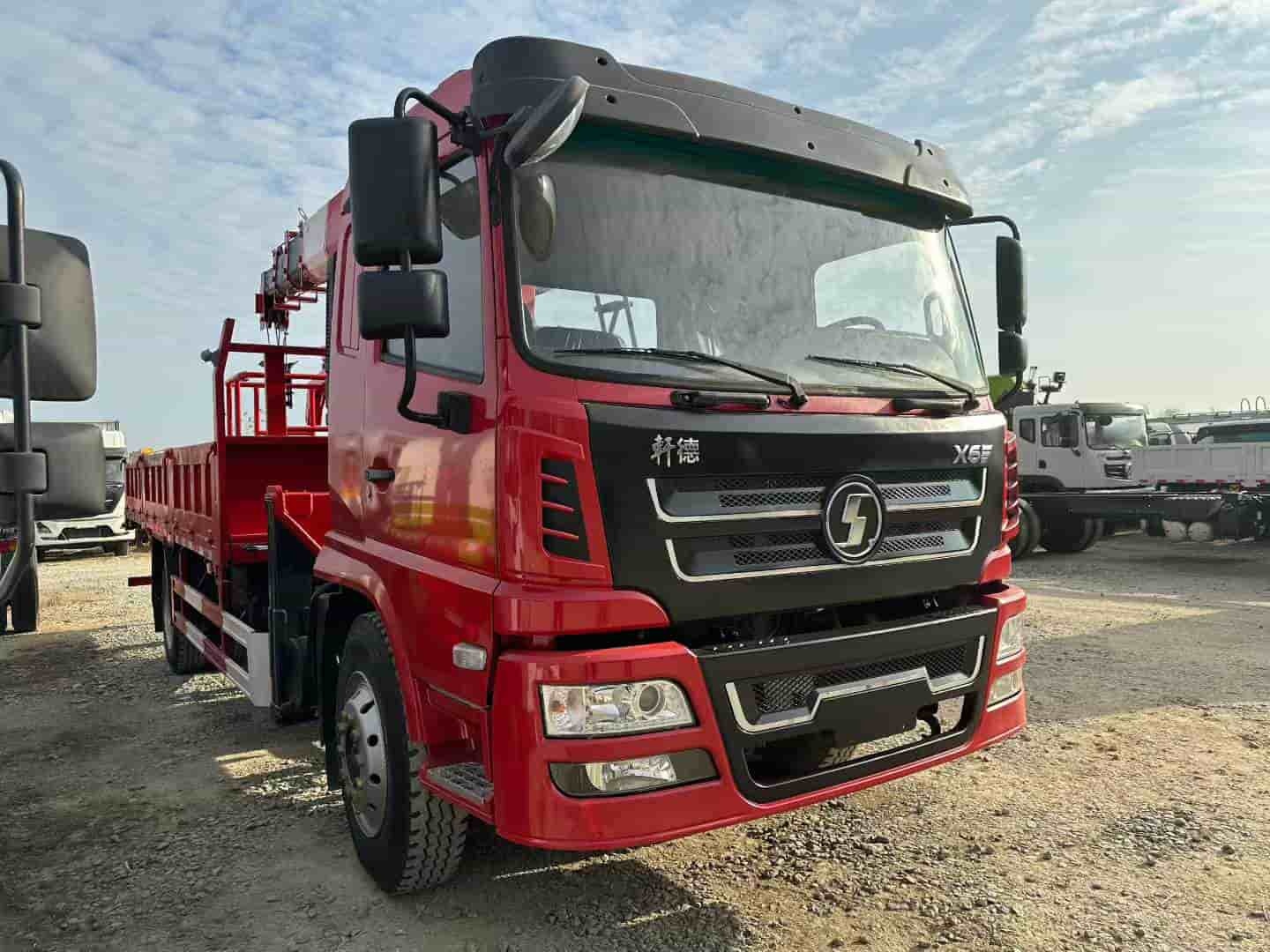 SHACMAN Automobile Xuande 8-ton 4-section arm crane transport vehicle