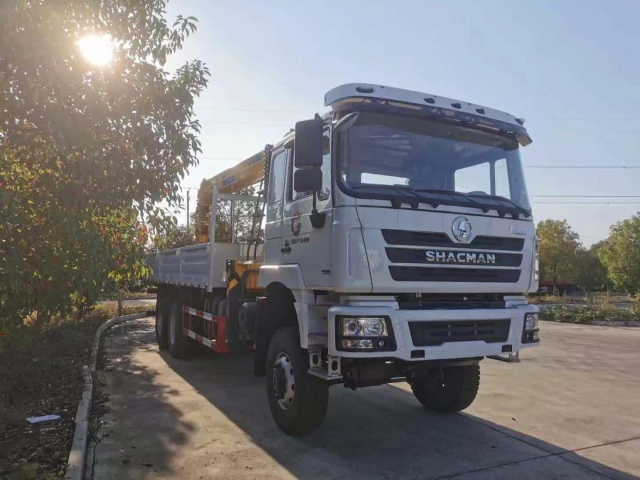SHACMAN F3000 6 × 6 Truck mounted Crane