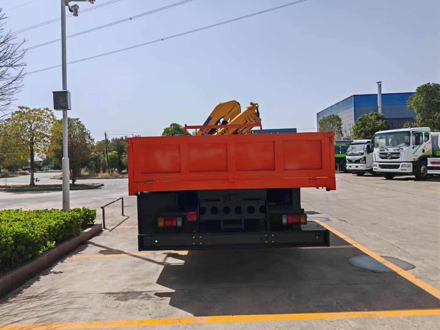 Qingling Isuzu Giant Coffee is equipped with a XCMG eight ton folding arm crane on board