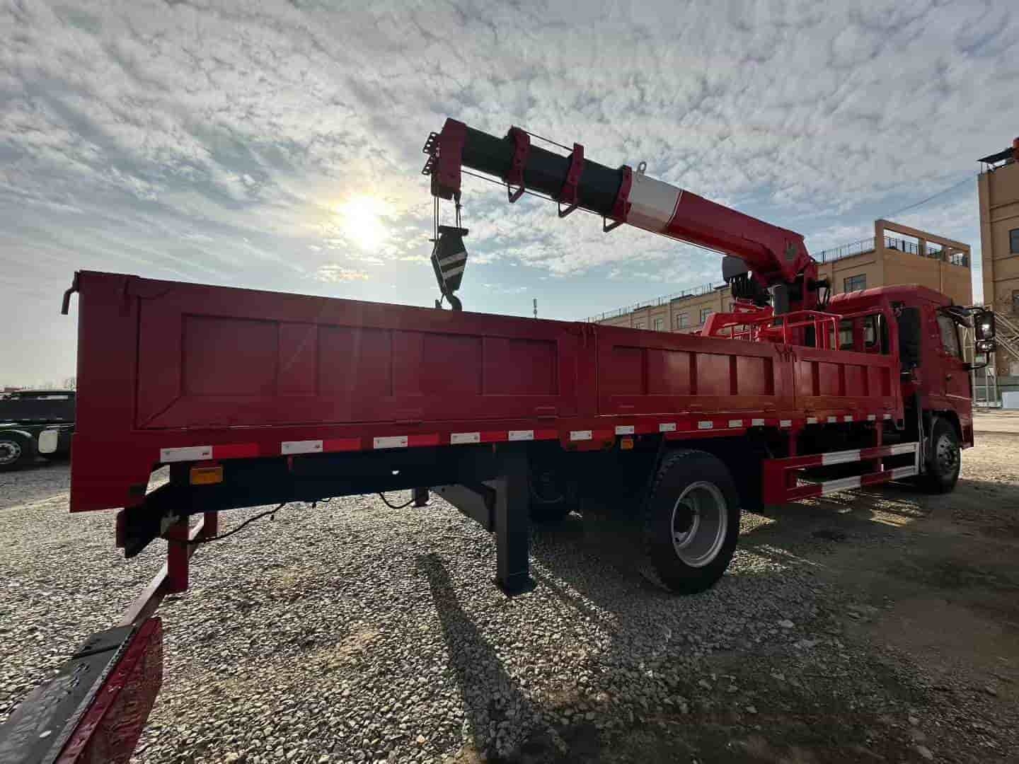 SHACMAN Automobile Xuande 8-ton 4-section arm crane transport vehicle