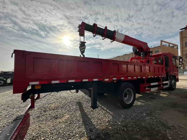 SHACMAN Automobile Xuande 8-ton 4-section arm crane transport vehicle