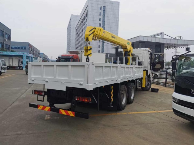 Jiefang JH6 6x4 20 Ton truck-mounted crane