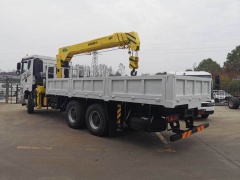 Jiefang JH6 6x4 20 Ton truck-mounted crane