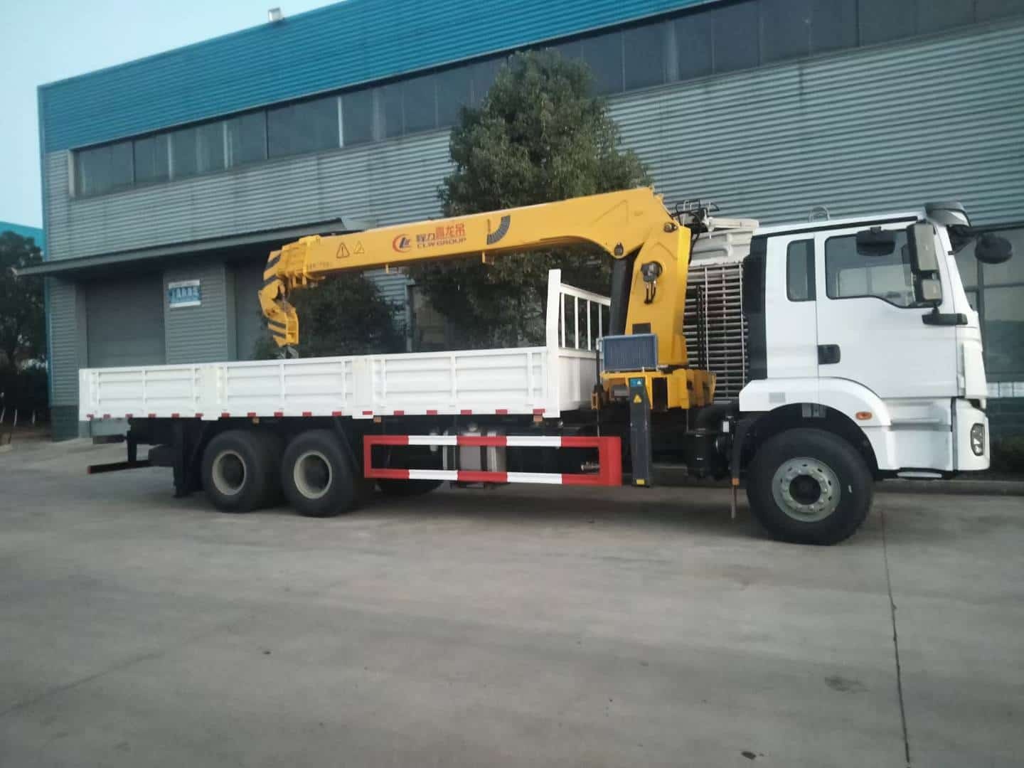 SHACMAN F3000 6 × 6 Truck mounted Crane