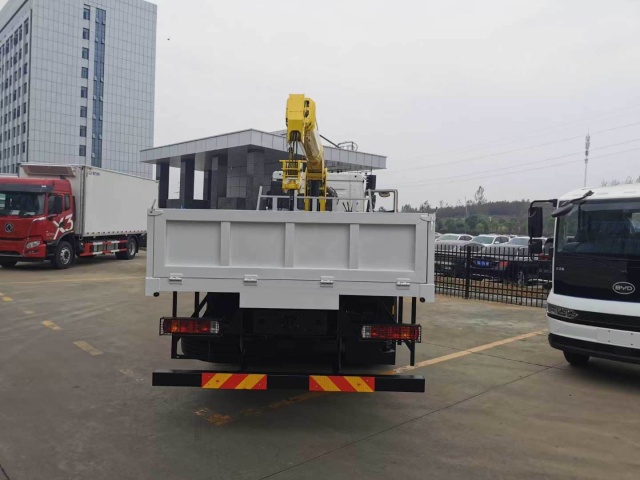 Jiefang JH6 6x4 20 Ton truck-mounted crane