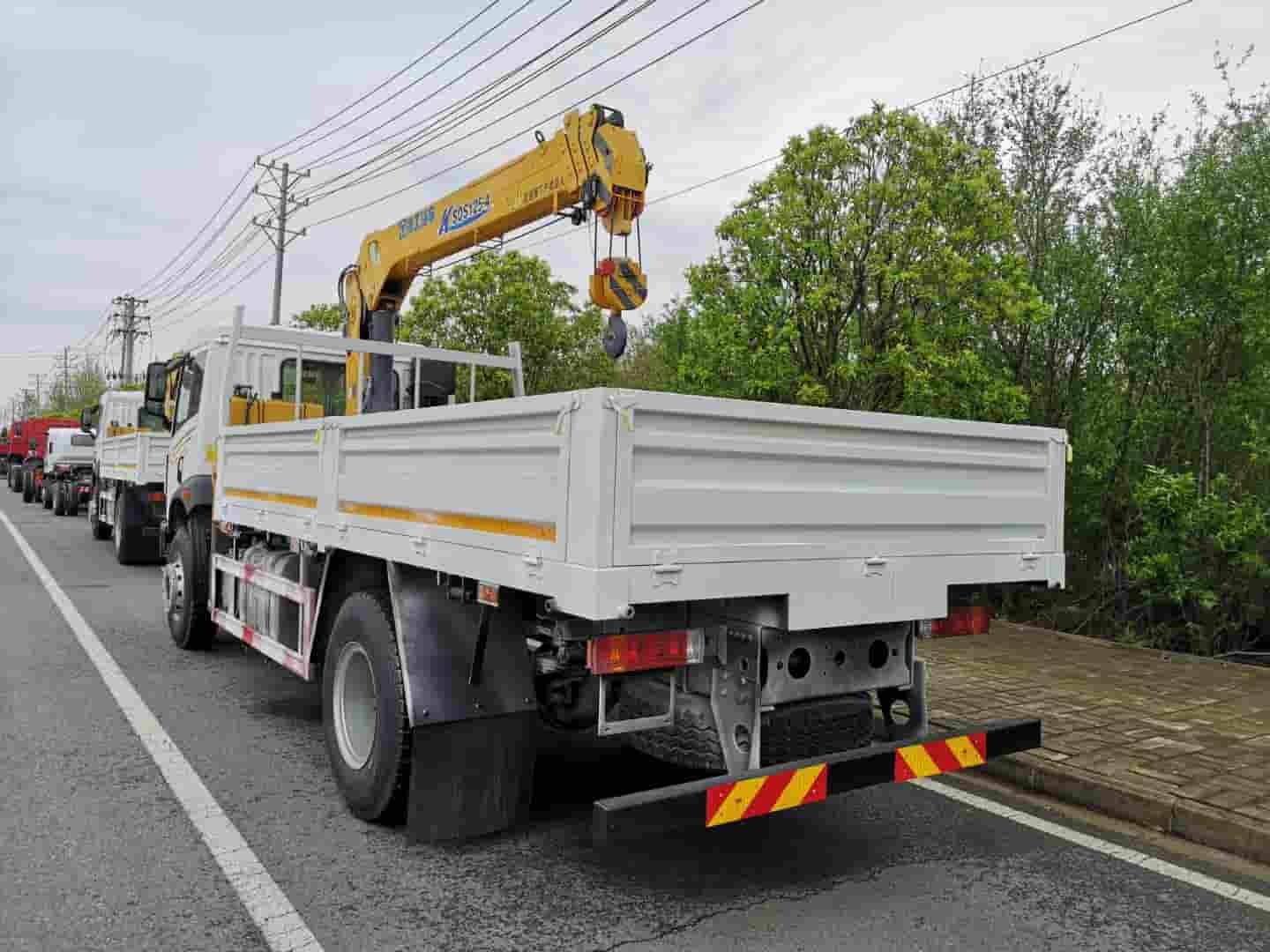 Jie Fang J5-220 HP 4x2 Truck-Mounted Crane with 5-ton Capacity