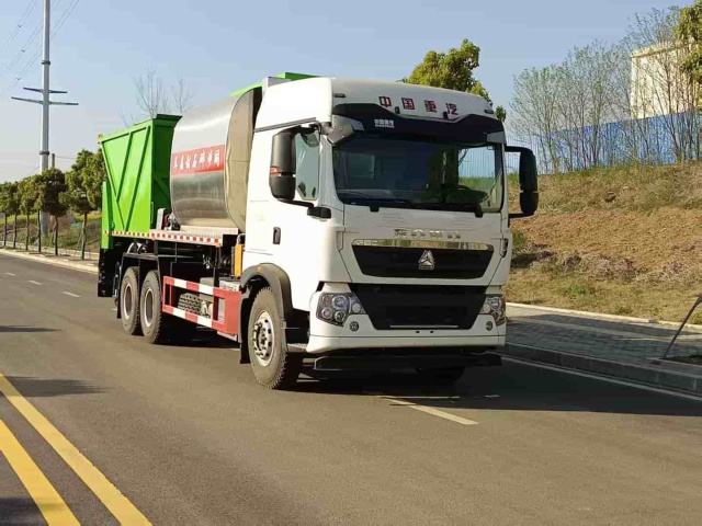 Heavy Duty Truck HOWO 6 × 4 rear eight wheel synchronous gravel sealing truck (20 cubic meters of asphalt tank and stone silo)