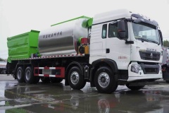 Sinotruk Howo 24-Cubic Front Four Rear Eight Synchronous Gravel Sealant Truck