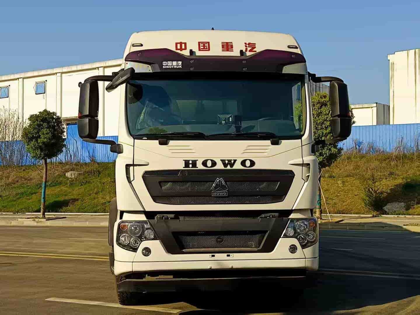 Heavy Duty Truck HOWO 6 × 4 rear eight wheel synchronous gravel sealing truck (20 cubic meters of asphalt tank and stone silo)