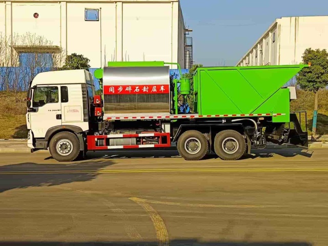 Heavy Duty Truck HOWO 6 × 4 rear eight wheel synchronous gravel sealing truck (20 cubic meters of asphalt tank and stone silo)