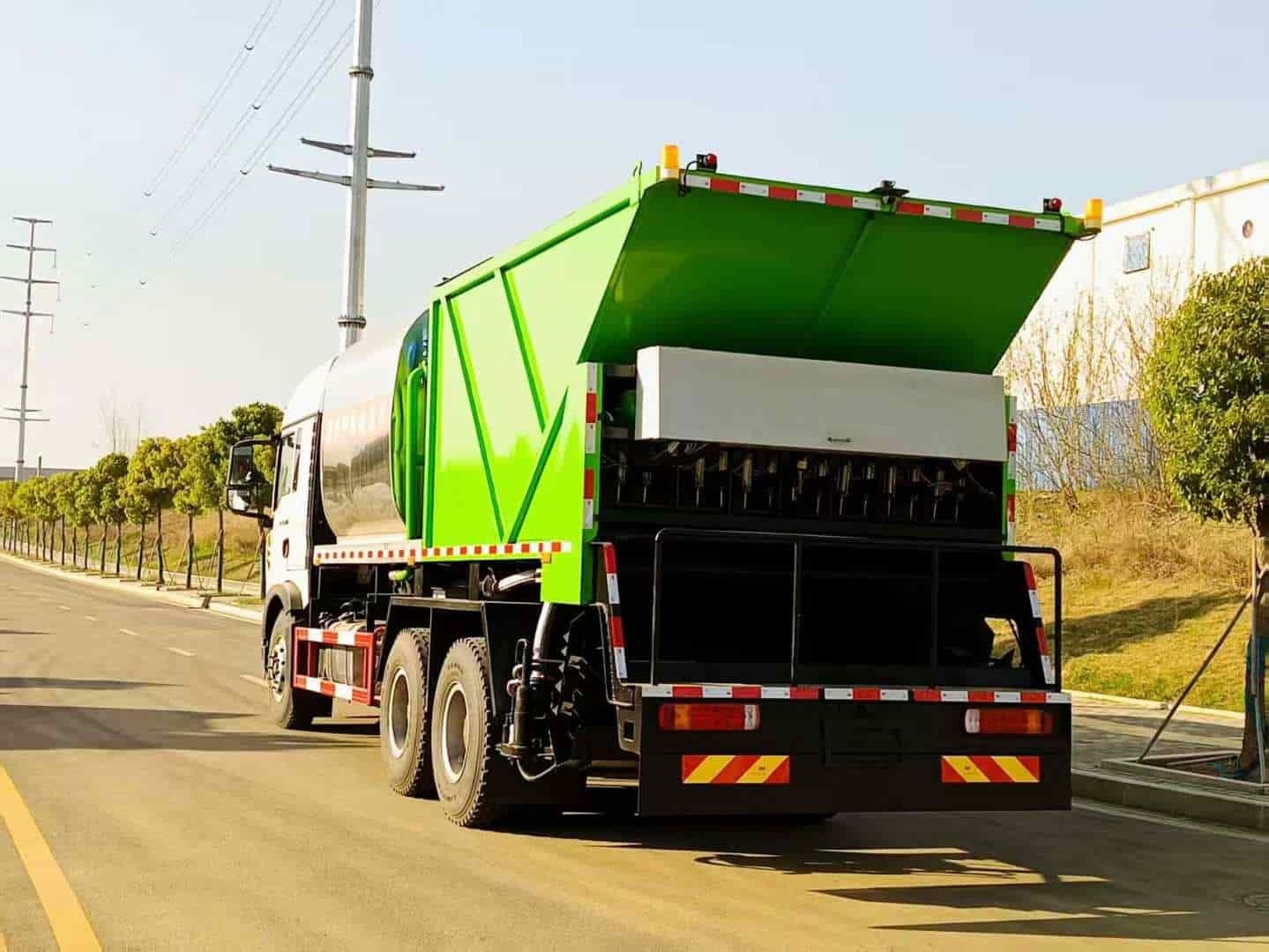 Heavy Duty Truck HOWO 6 × 4 rear eight wheel synchronous gravel sealing truck (20 cubic meters of asphalt tank and stone silo)