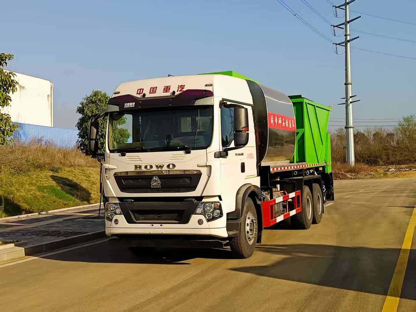 Heavy Duty Truck HOWO 6 × 4 rear eight wheel synchronous gravel sealing truck (20 cubic meters of asphalt tank and stone silo)