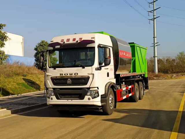 Heavy Duty Truck HOWO 6 × 4 rear eight wheel synchronous gravel sealing truck (20 cubic meters of asphalt tank and stone silo)