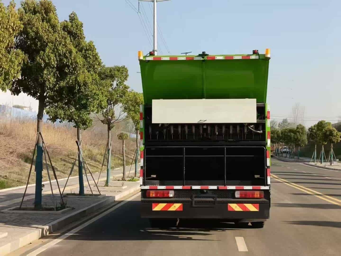 Heavy Duty Truck HOWO 6 × 4 rear eight wheel synchronous gravel sealing truck (20 cubic meters of asphalt tank and stone silo)