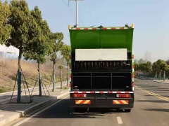 Heavy Duty Truck HOWO 6 × 4 rear eight wheel synchronous gravel sealing truck (20 cubic meters of asphalt tank and stone silo)