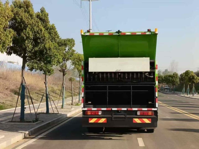 Heavy Duty Truck HOWO 6 × 4 rear eight wheel synchronous gravel sealing truck (20 cubic meters of asphalt tank and stone silo)