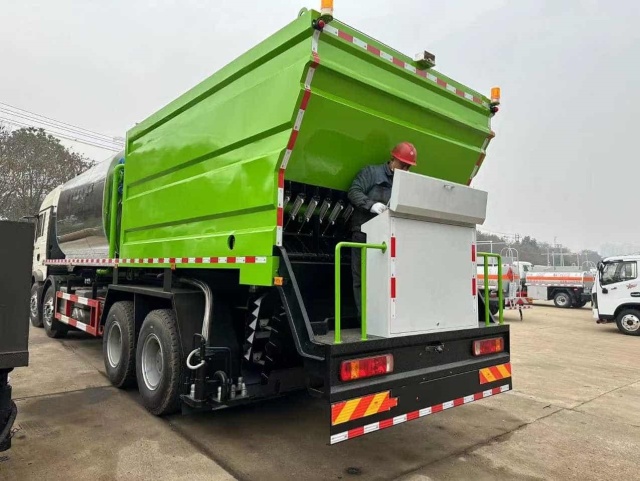Sinotruk Howo 24-Cubic Front Four Rear Eight Synchronous Gravel Sealant Truck