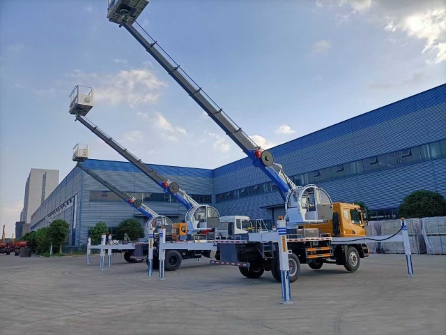 Dongfeng 28 meter telescopic boom aerial work vehicle