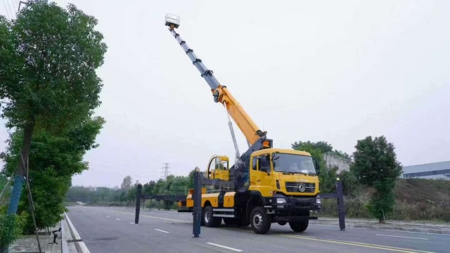 Dongfeng 45 meter telescopic boom aerial work platform