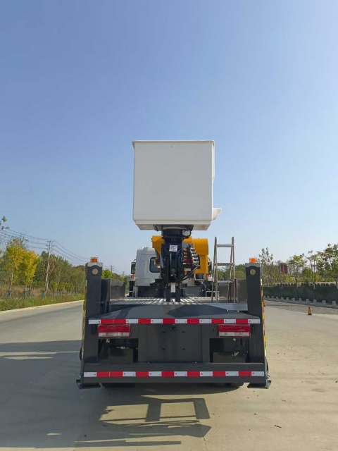 Dongfeng Tianjin 33 meter high-altitude work platform with a 4500 wheelbase
