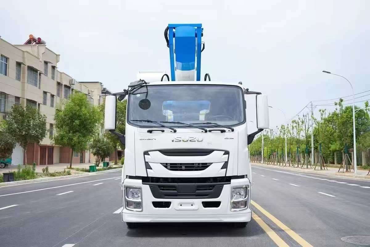Qingling Isuzu Giant Coffee 45 meter aerial work vehicle