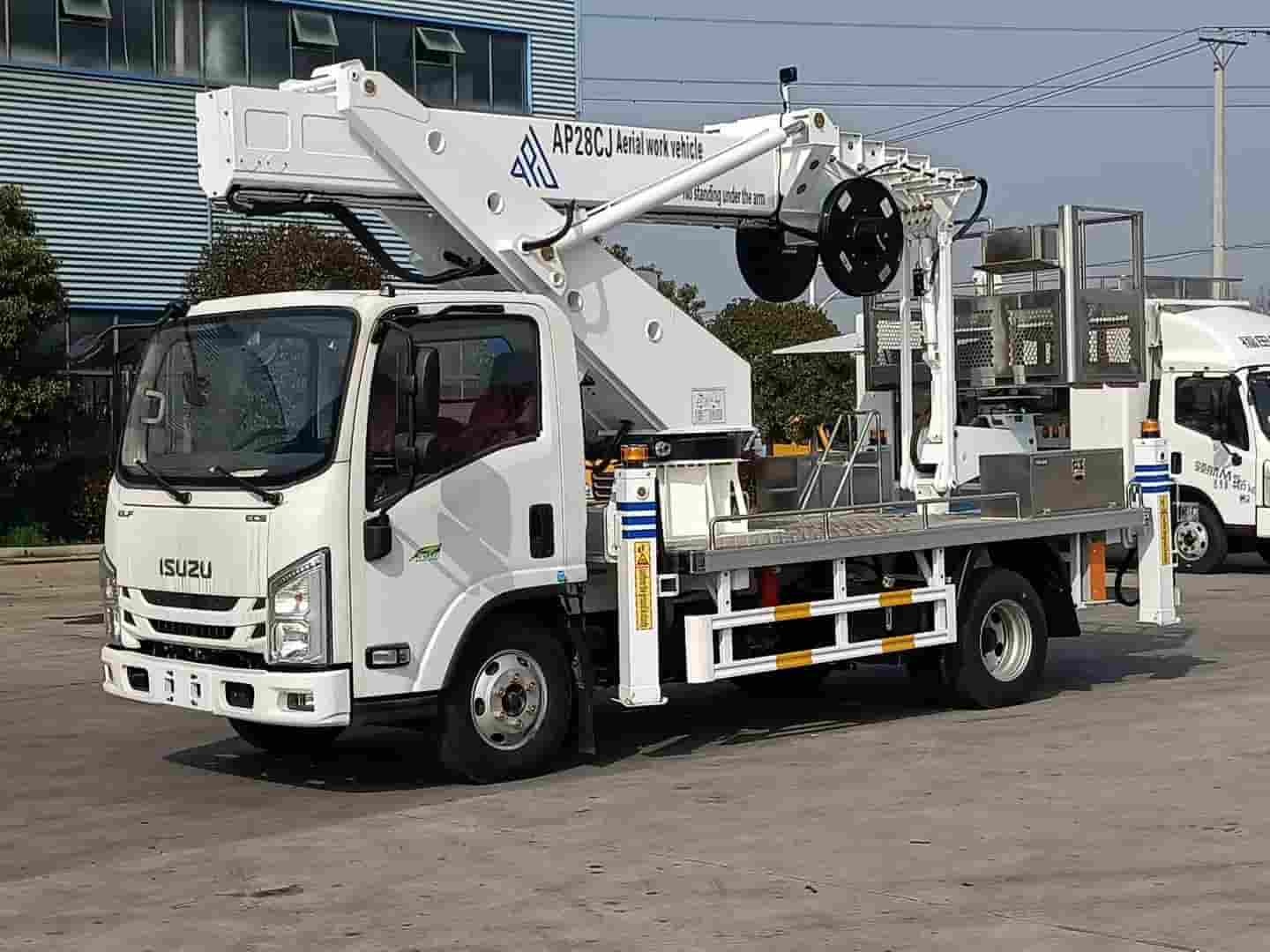 Isuzu 28 meter aerial work vehicle with flying arm