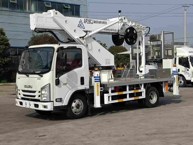 Isuzu 28 meter aerial work vehicle with flying arm
