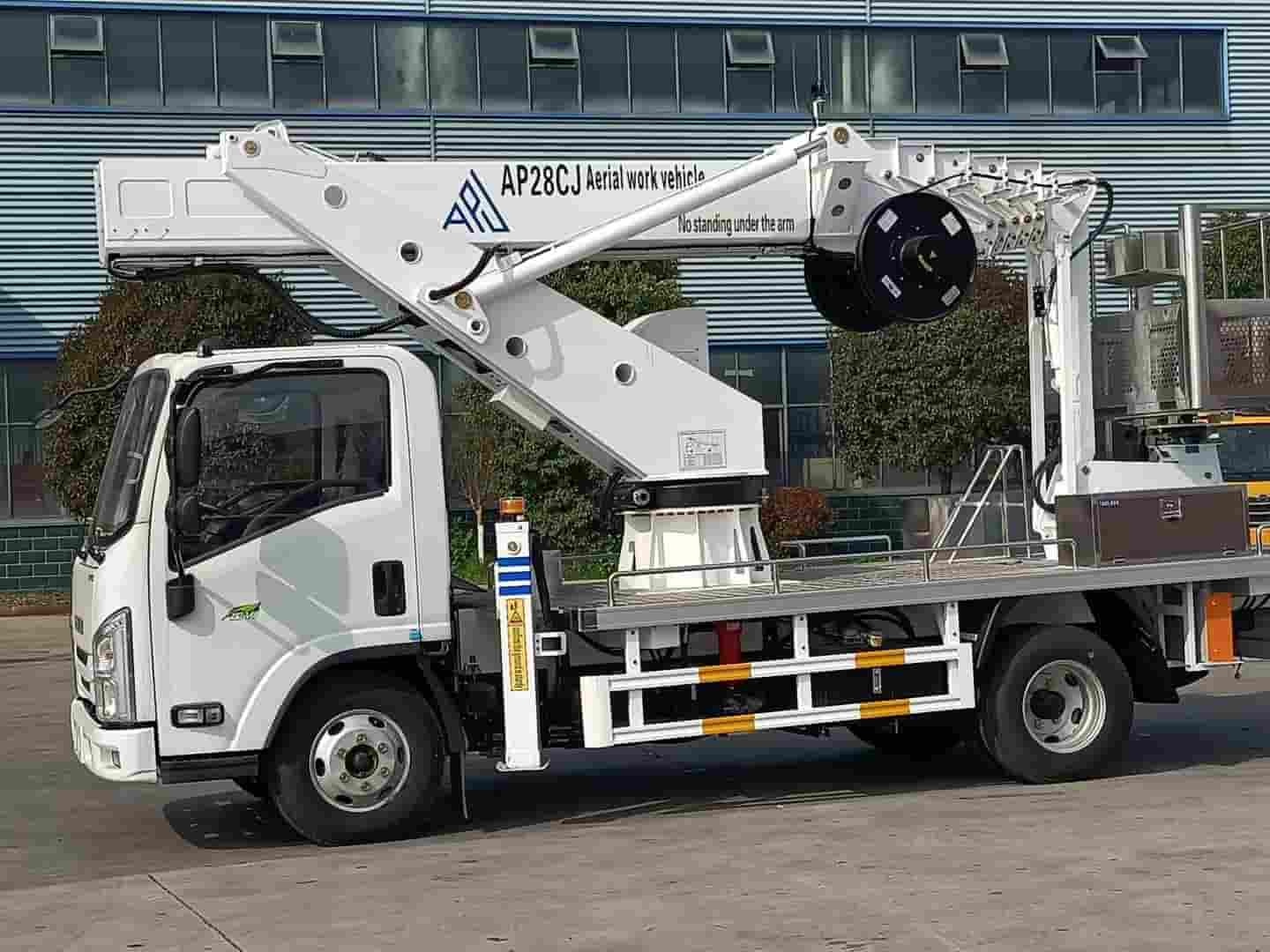Isuzu 28 meter aerial work vehicle with flying arm