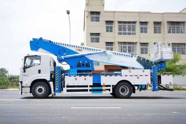 Qingling Isuzu Giant Coffee 45 meter aerial work vehicle