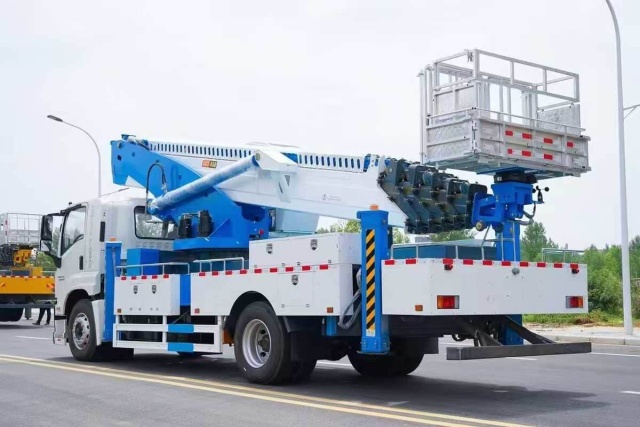 Qingling Isuzu Giant Coffee 45 meter aerial work vehicle