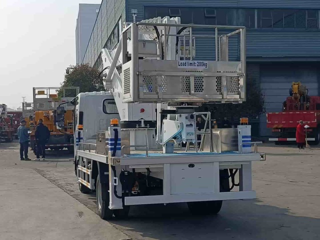 Isuzu 28 meter aerial work vehicle with flying arm