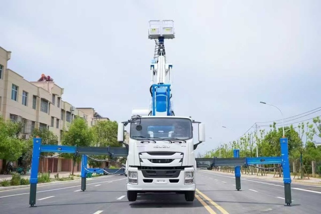 Qingling Isuzu Giant Coffee 45 meter aerial work vehicle