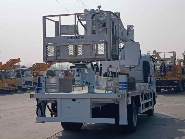 Isuzu 28 meter aerial work vehicle with flying arm