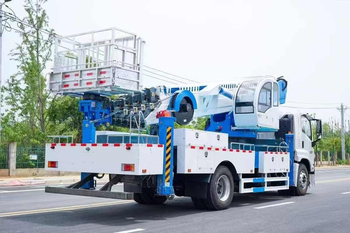Qingling Isuzu Giant Coffee 45 meter aerial work vehicle