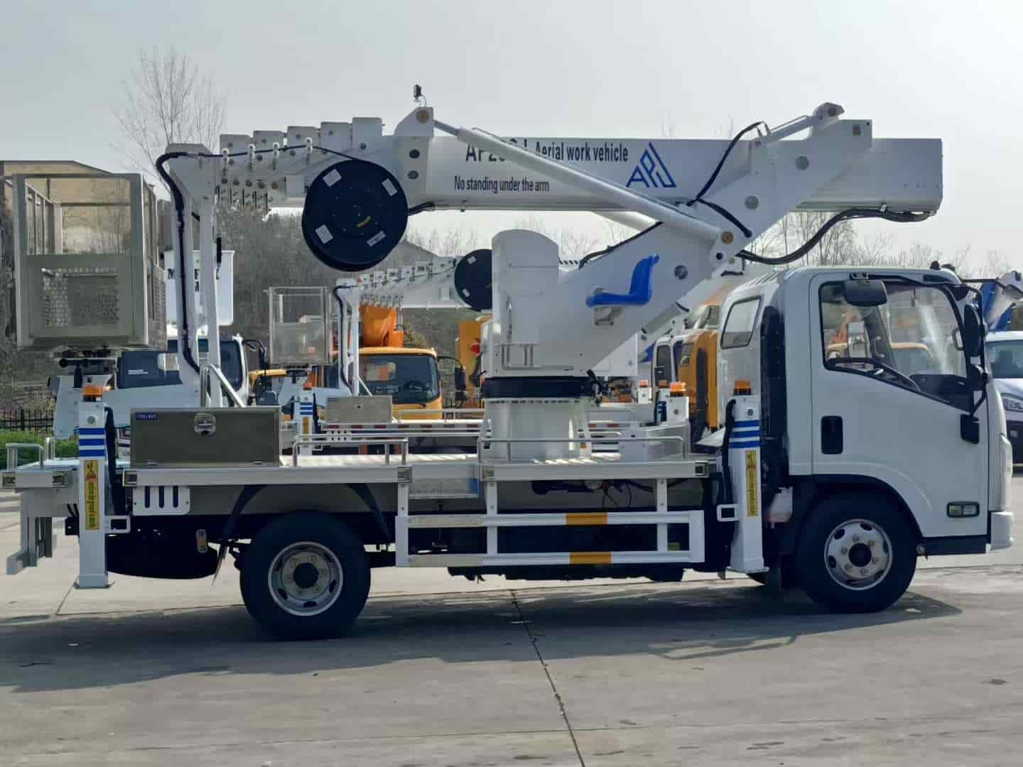 Isuzu 28 meter aerial work vehicle with flying arm