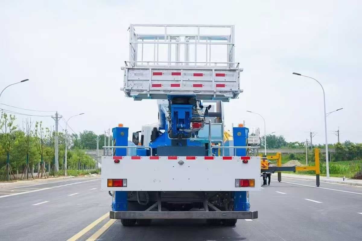 Qingling Isuzu Giant Coffee 45 meter aerial work vehicle