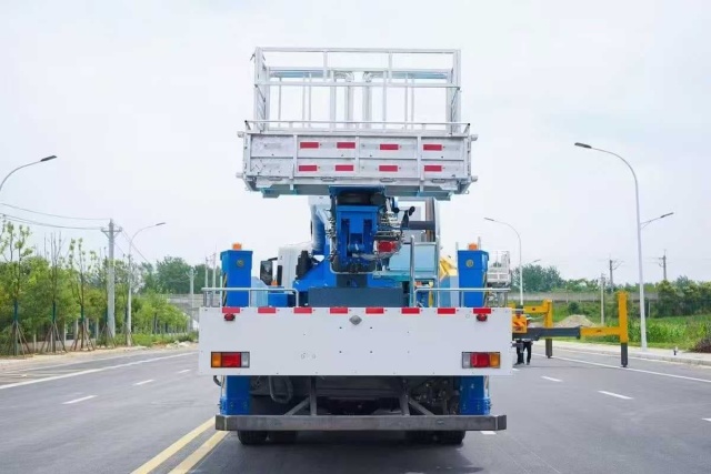 Qingling Isuzu Giant Coffee 45 meter aerial work vehicle