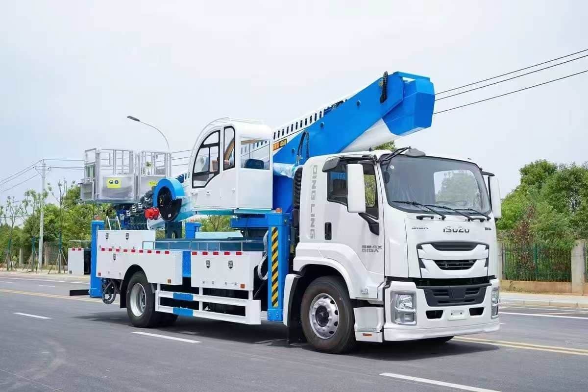 Qingling Isuzu Giant Coffee 45 meter aerial work vehicle