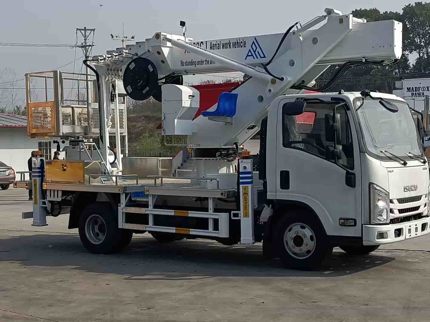 Isuzu 28 meter aerial work vehicle with flying arm