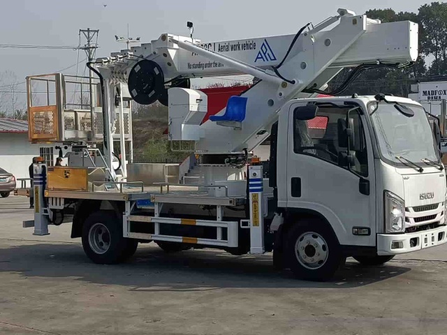 Isuzu 28 meter aerial work vehicle with flying arm
