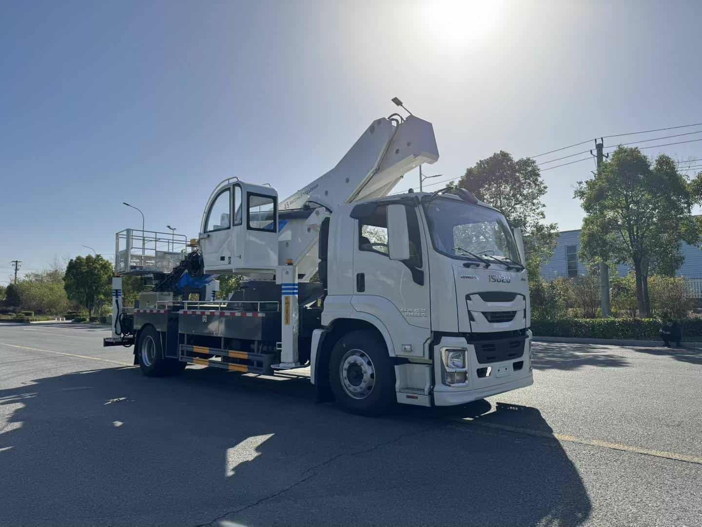 Isuzu 45 meter aerial work platform