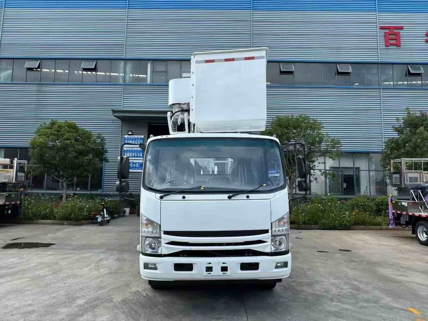Isuzu 15 meter insulated aerial work vehicle with blue front suspension