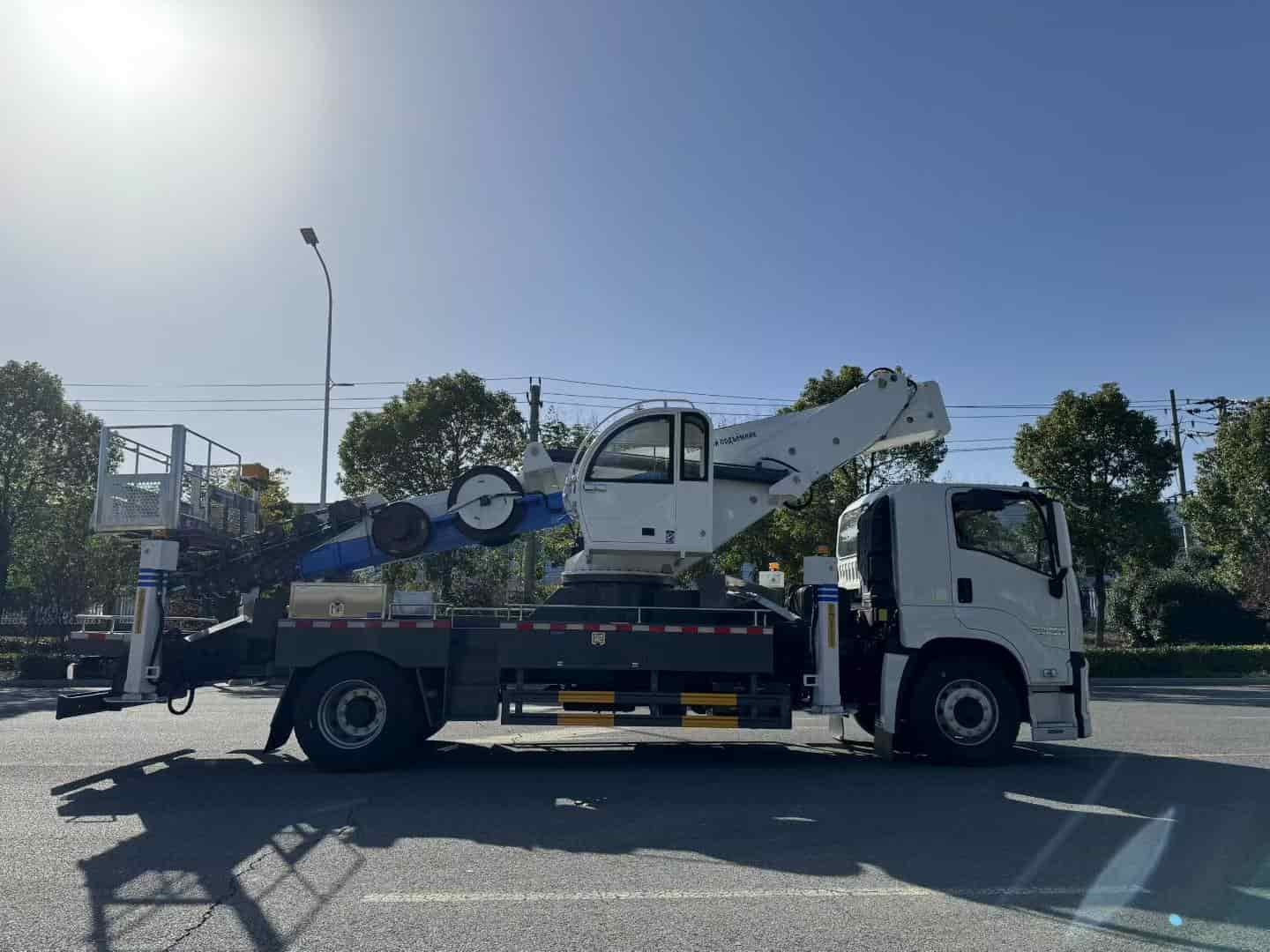 Isuzu 45 meter aerial work platform