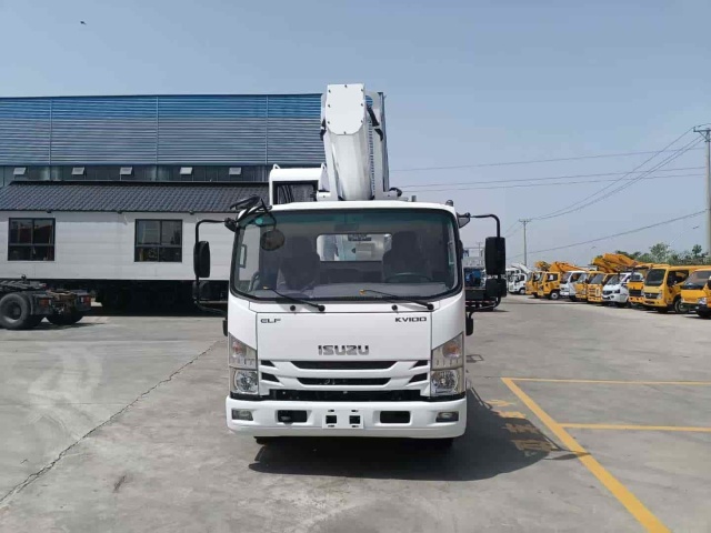 Isuzu KV100 28 meter straight arm aerial work platform