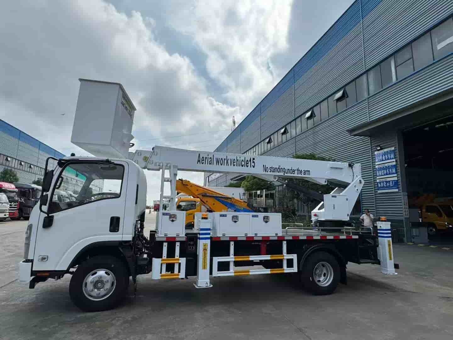 Isuzu 15 meter insulated aerial work vehicle with blue front suspension