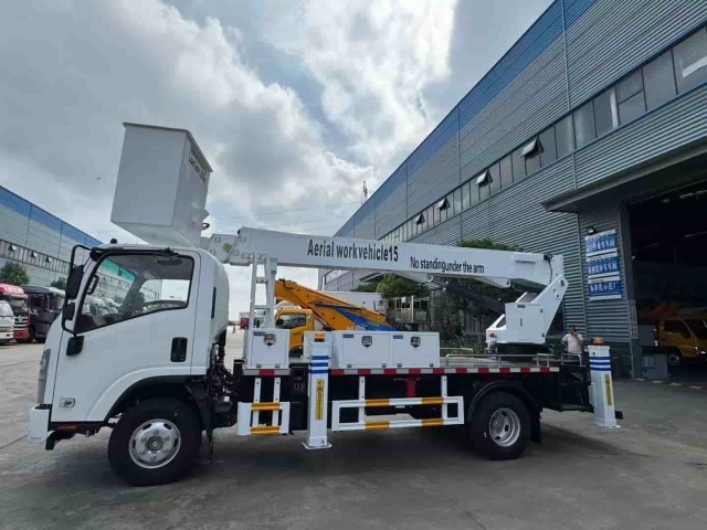 Isuzu 15 meter insulated aerial work vehicle with blue front suspension