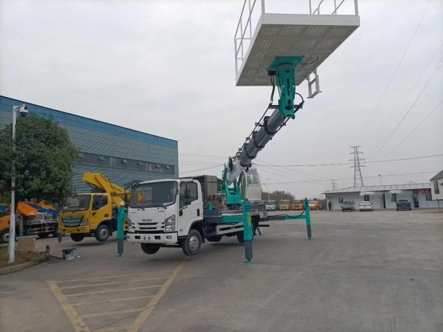 Isuzu's 25 meter high-altitude work platform has a maximum load capacity of 500kg