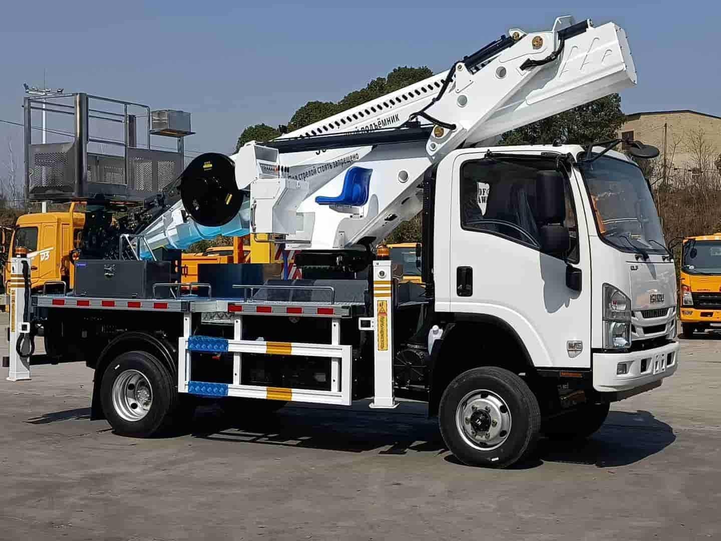 Four wheel drive Isuzu 36 meter aerial work vehicle