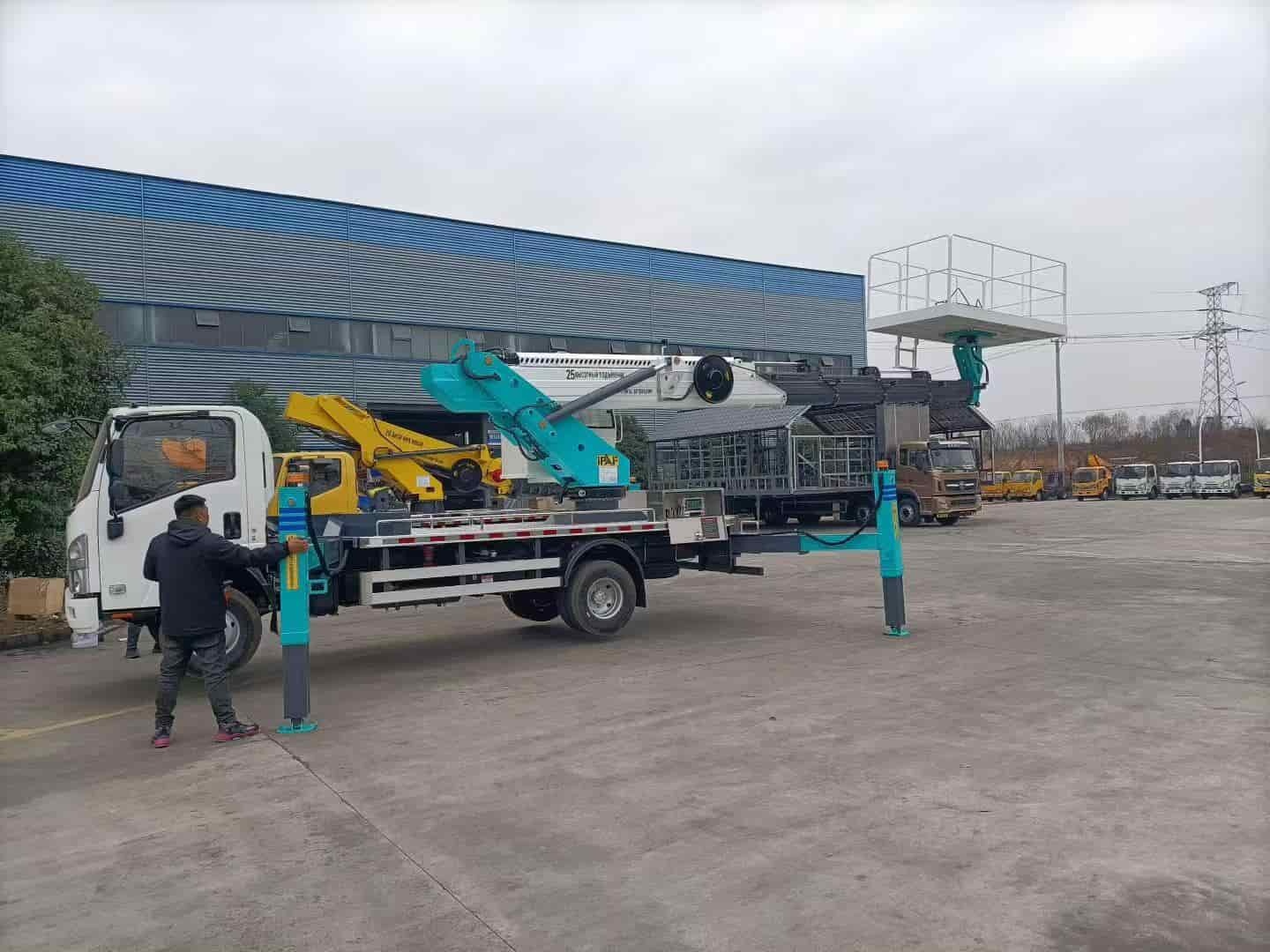 Isuzu's 25 meter high-altitude work platform has a maximum load capacity of 500kg