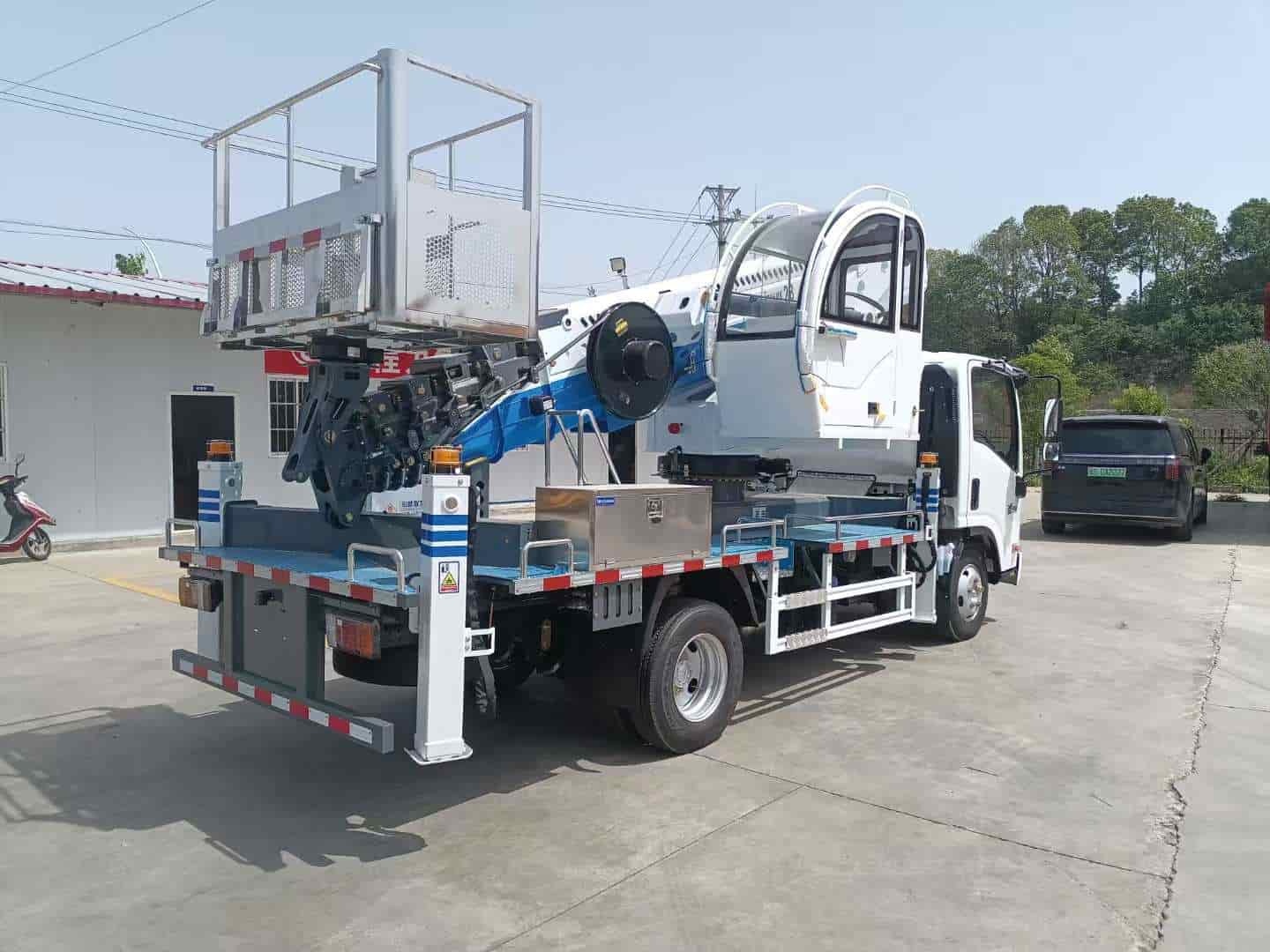 Isuzu KV100 28 meter straight arm aerial work platform